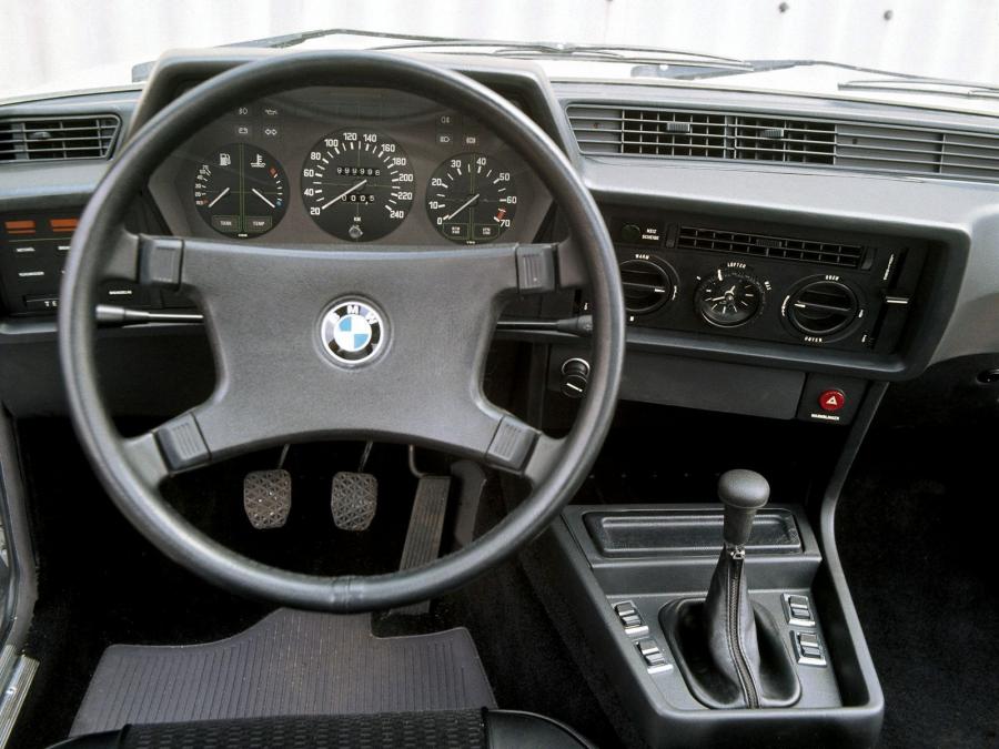 Панель приборов BMW 635 CSi 1978 года  (фото 28 из 36)